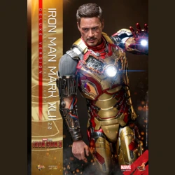 Iron Man 3 - Iron Man Mk 42 (Deluxe, Battle Damaged)