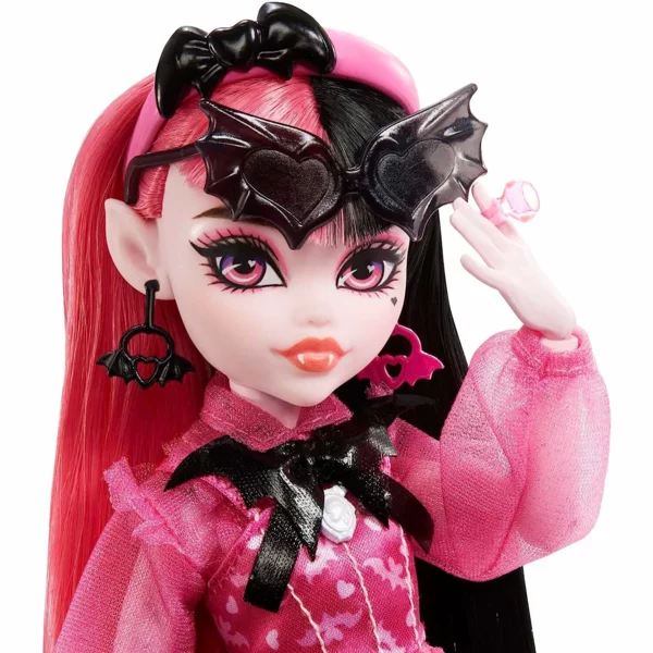 Monster High Draculaura with Accessories & Pet Bat, Signature Look