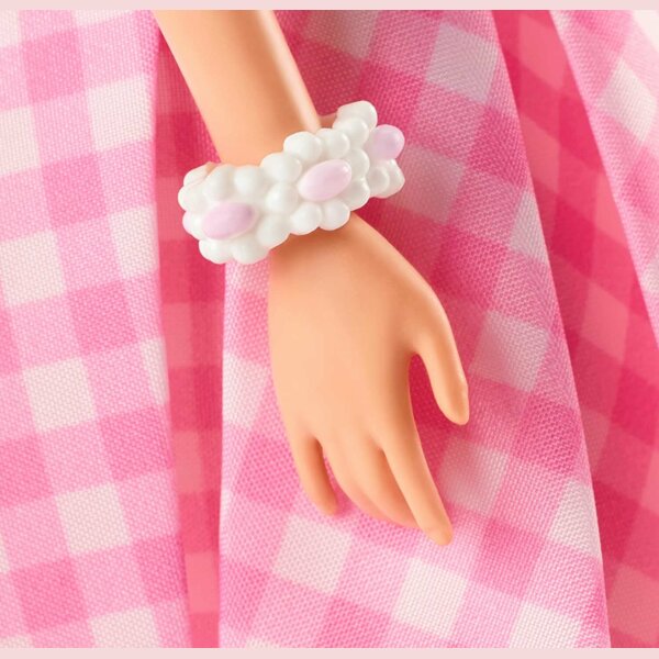 Barbie Margot Robbie, Pink and White Gingham Dress with Daisy Chain Necklace, The Movie 2023