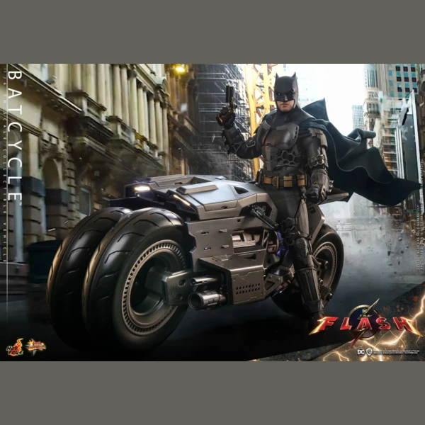 Hot Toys The Flash - Batcycle (Deluxe)