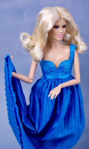 Огляд Claudia Schiffer in Versace, Mattel 2023