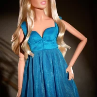 Kultowa elegancja Claudii Schiffer w Versace w roli Barbie!