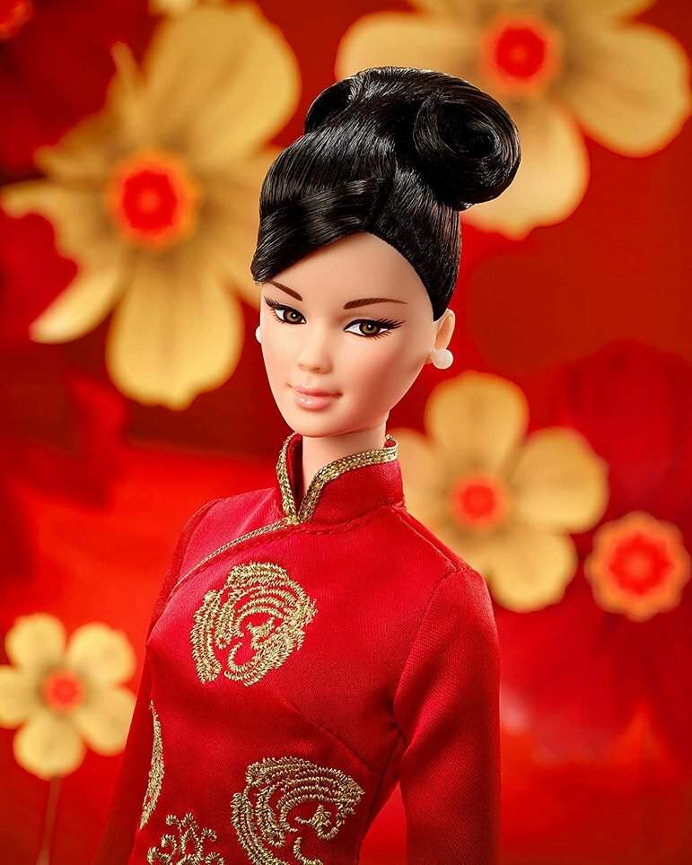 Lalka Barbie Księżycowy Nowy Rok zaprojektowana przez Guo Pei