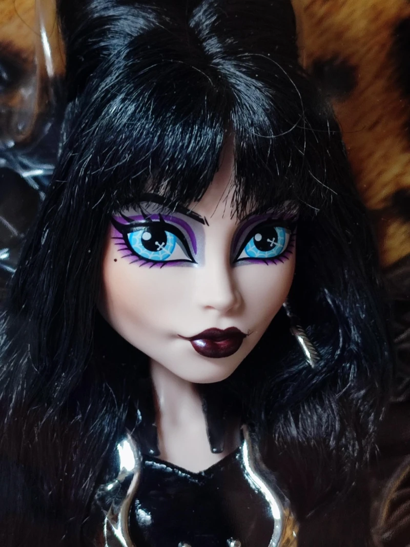 Elvira "Mistress of the Dark" is a captivating and controversial Skullector doll from Monster High